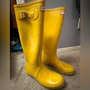 Hunter glossy yellow tall boot size 8